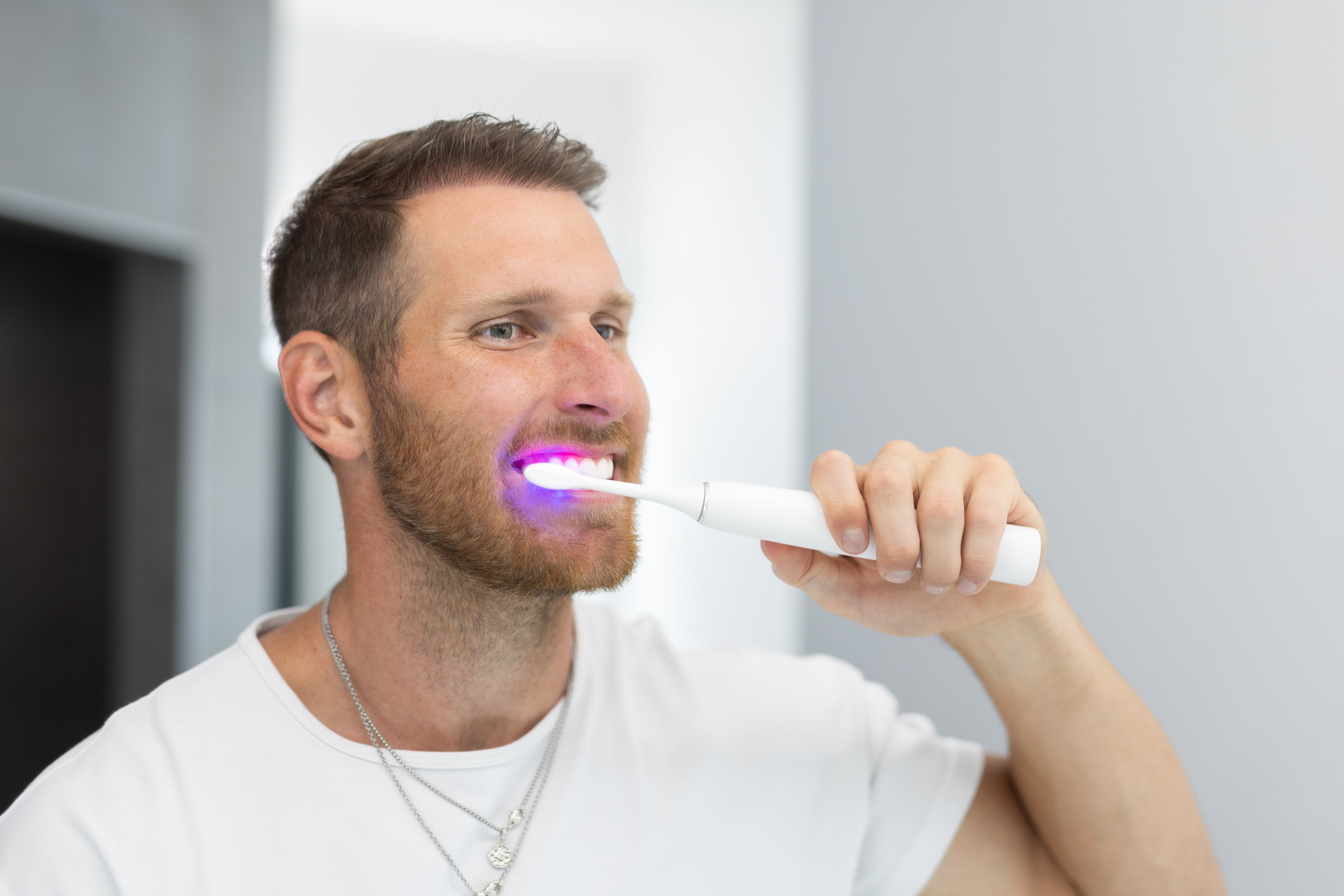 Illume Sonic Toothbrush With Red & Blue Light Therapy For Maximum Oral Health Benefits